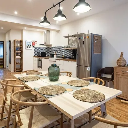 Modern 3br In Downtown W/ Ac 아파트 *